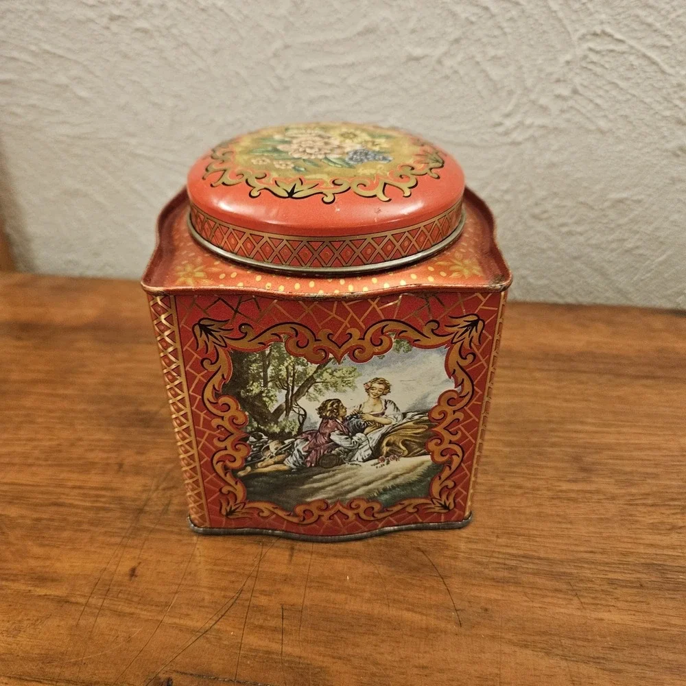 Vintage‎ Daher Tin Made In England EUC Red Floral Lovers Scenes